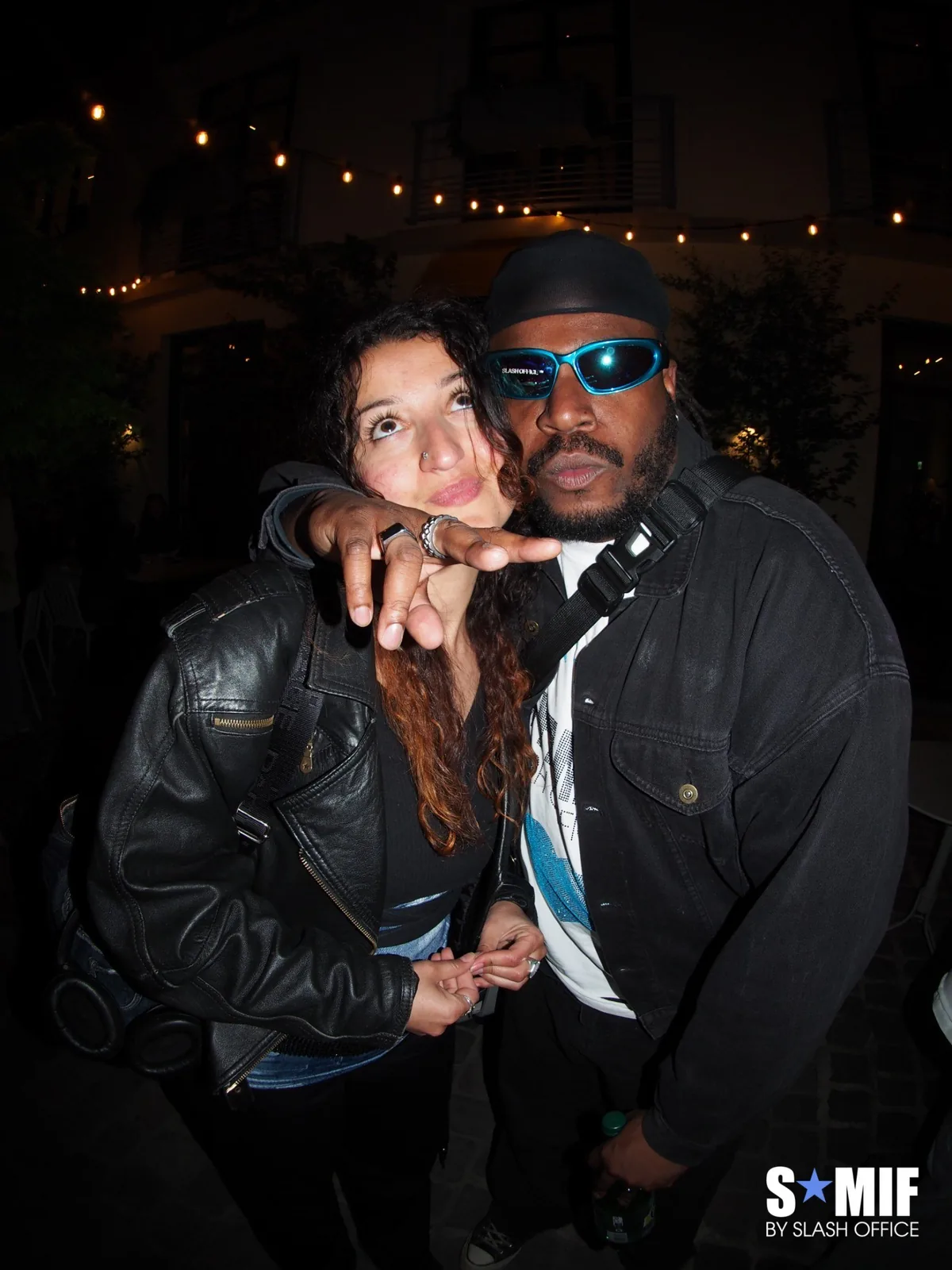 Soirée S*MIF de Slash Office : duo d'invités qui posent, lunettes bleues