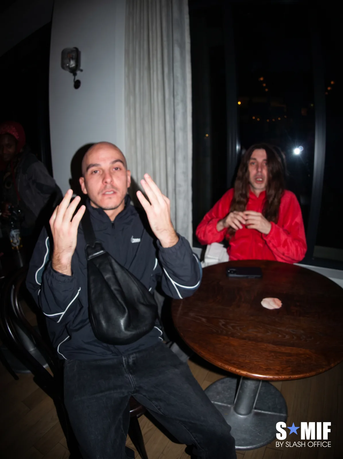 Soirée S*MIF de Slash Office : deux invités autour d'une table