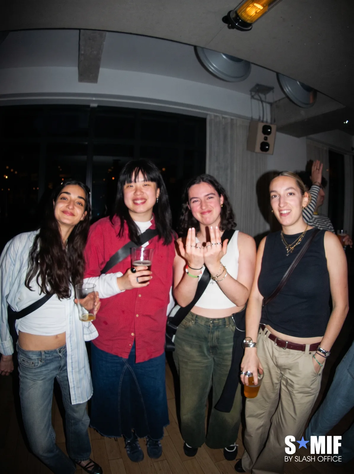 Soirée S*MIF de Slash Office : quatre amies qui posent ensemble