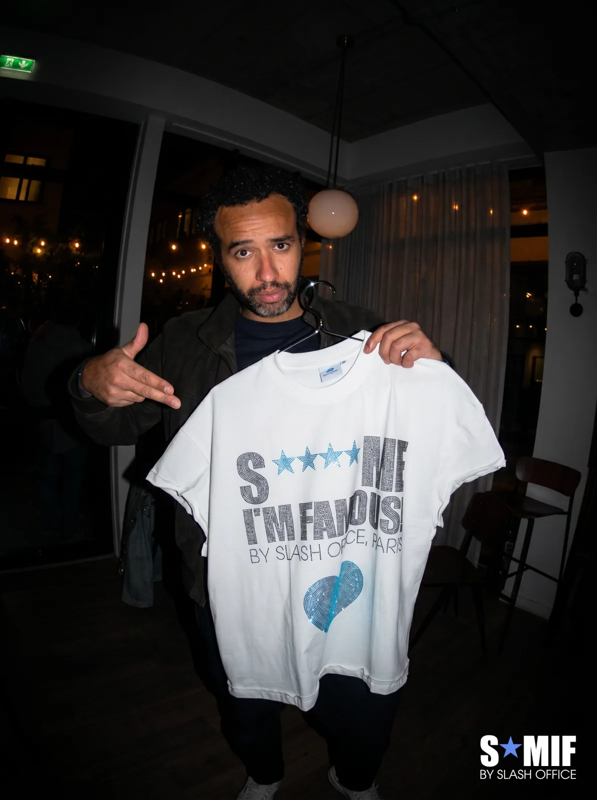 Soirée S*MIF de Slash Office : invité qui montre le t-shirt S*MIF
