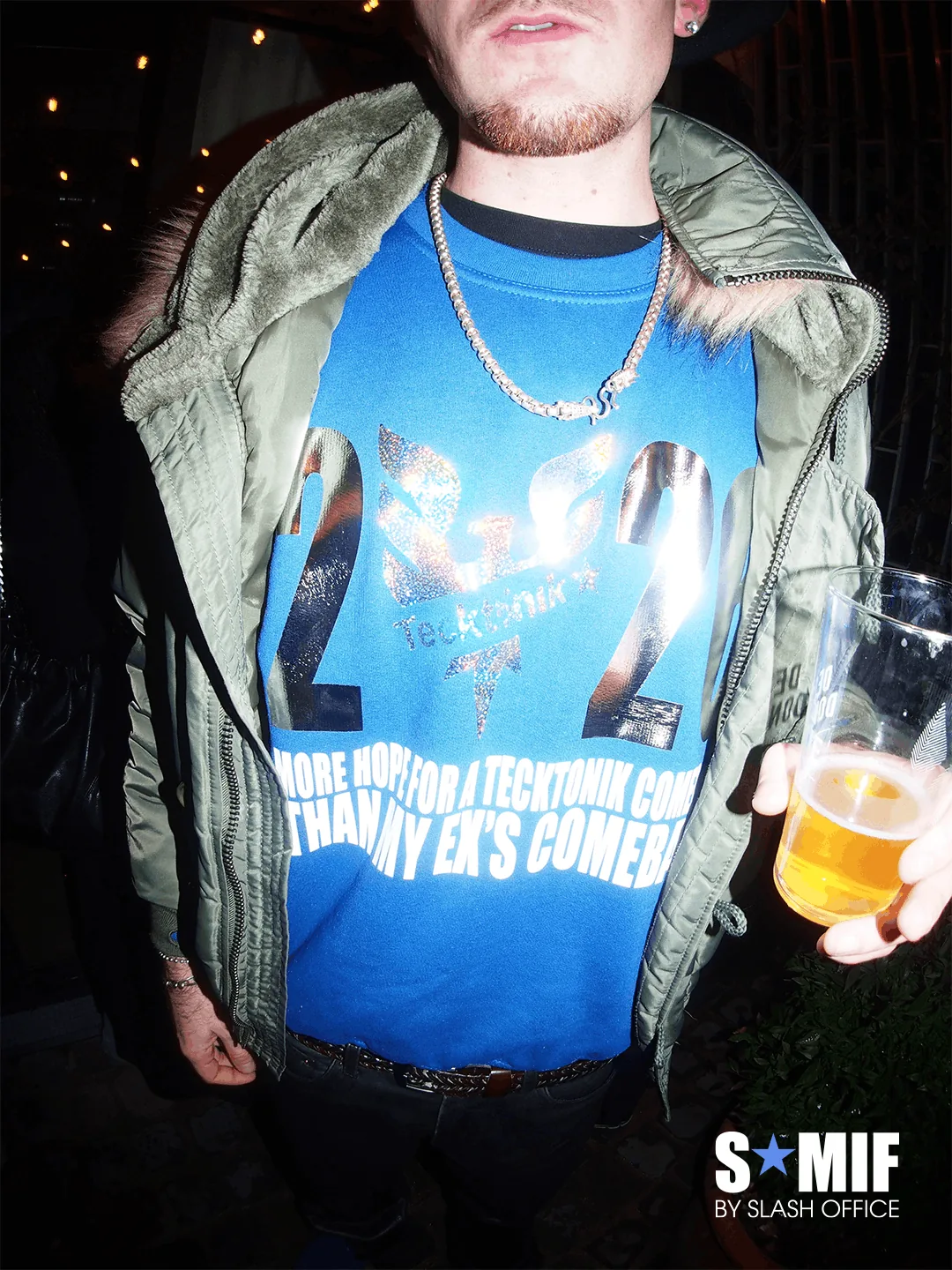 Soirée S*MIF de Slash Office : invité en veste kaki, verre à la main
