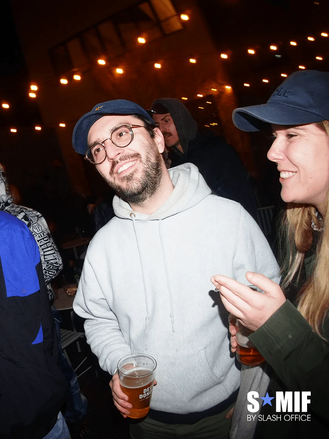 Soirée S*MIF de Slash Office : invité en sweat gris, bière à la main