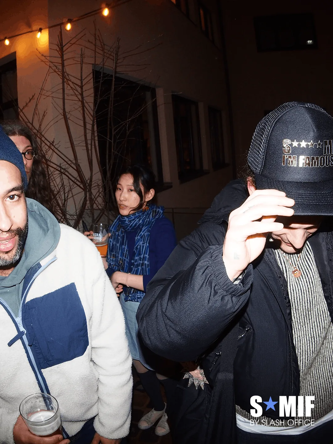 Soirée S*MIF de Slash Office : invité qui ajuste sa casquette S*MIF