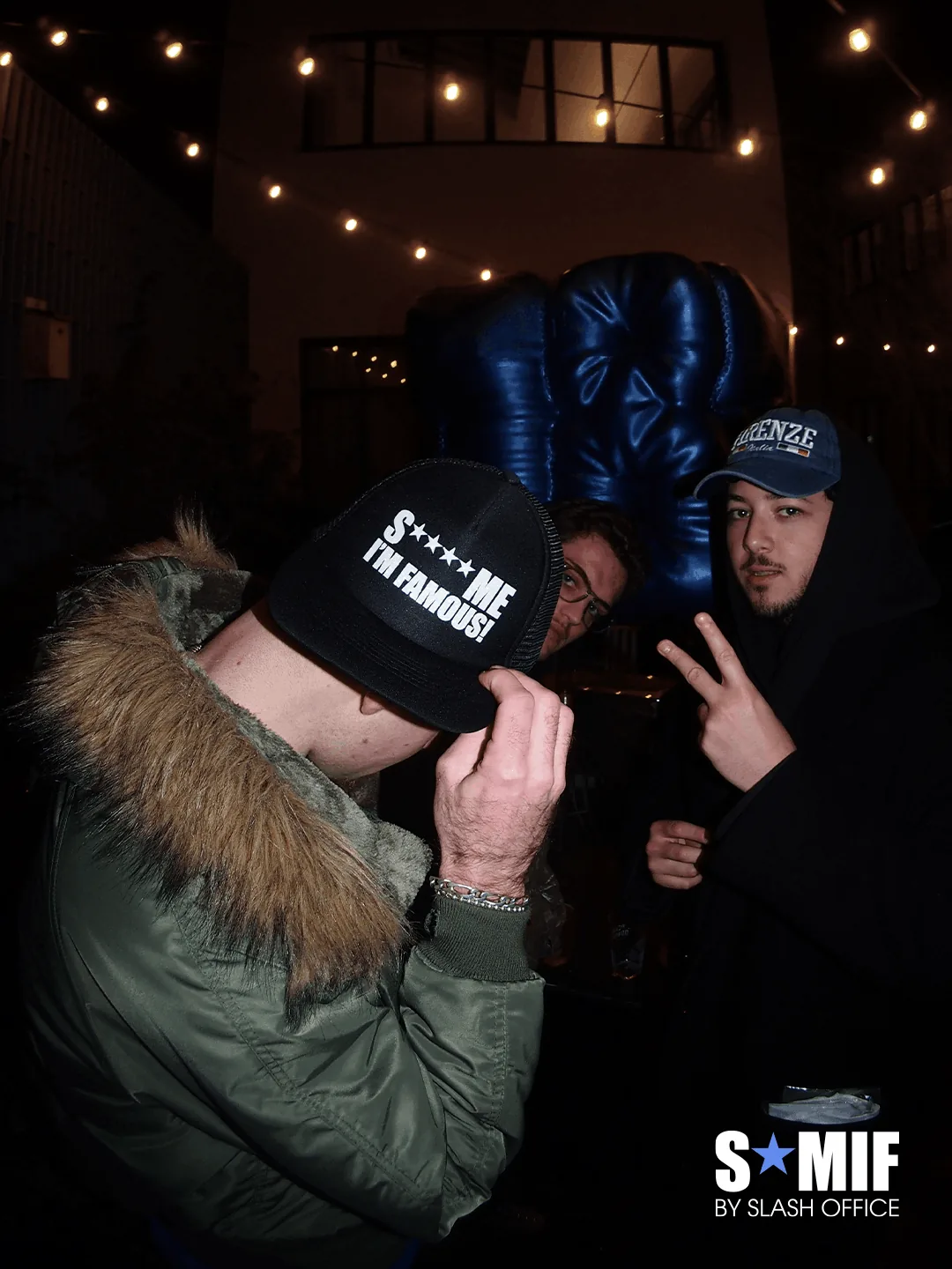 Soirée S*MIF de Slash Office : invités en casquette S*MIF devant les ballons bleus