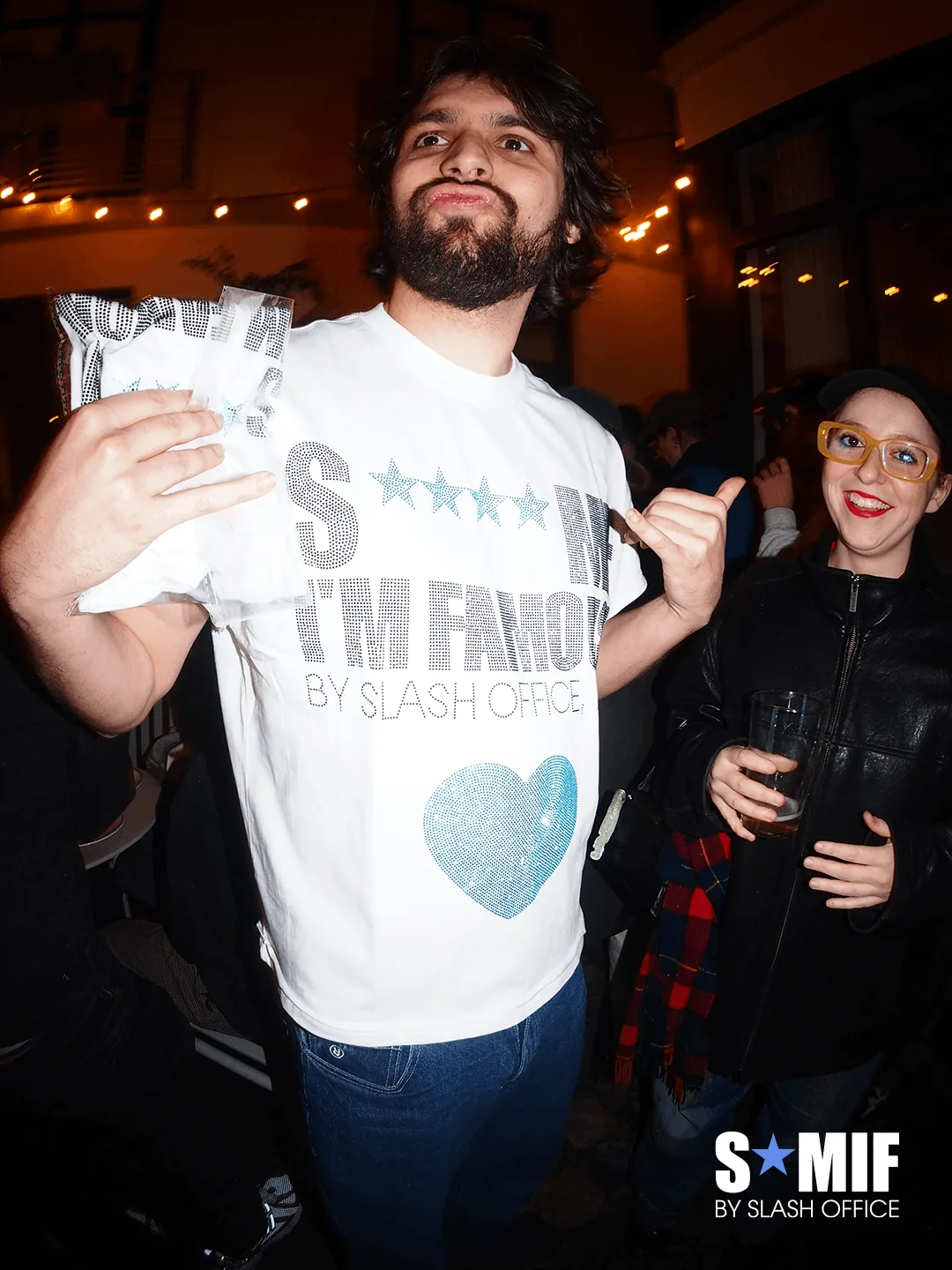 Soirée S*MIF de Slash Office : invité qui porte le t-shirt « S**** Me I'm Famous »